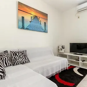  Apartman Apartments Marasovic - Roko